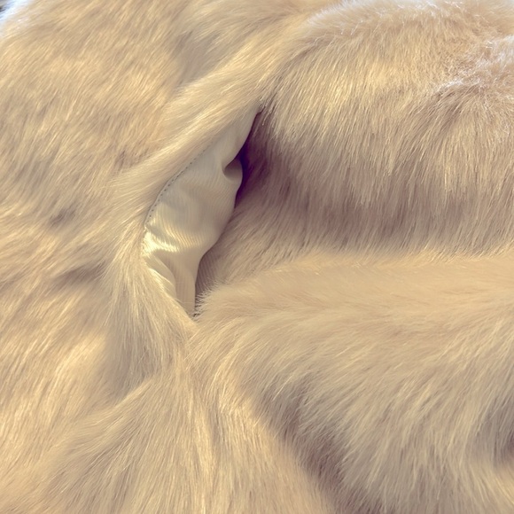 Banana Republic faux fur vest size small - Picture 8 of 8